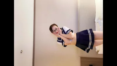 第一视角带你体验眼镜女友的口交服务～露脸嫩鲍超刺激